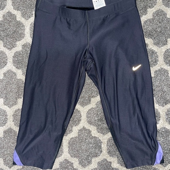 Nike Pants - NIKE Capri Leggings SZ M​​​​​​​